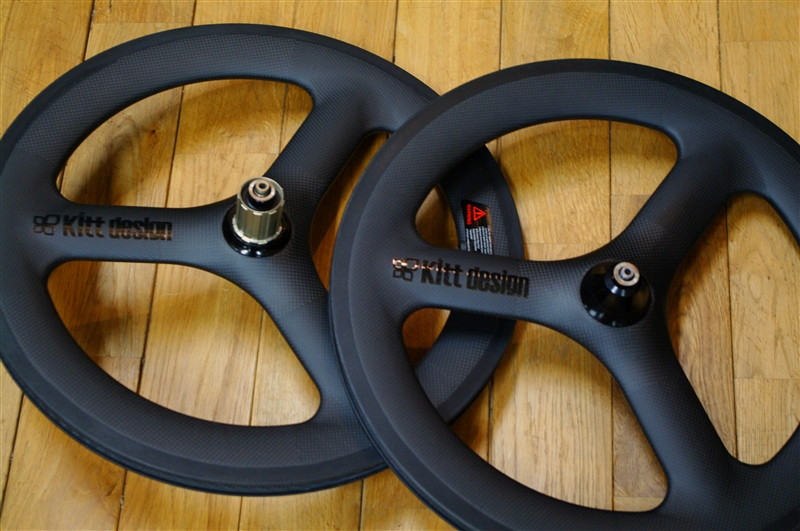 Kitt design 406 Carbon Tri-spoke Wheel set / Black Logo