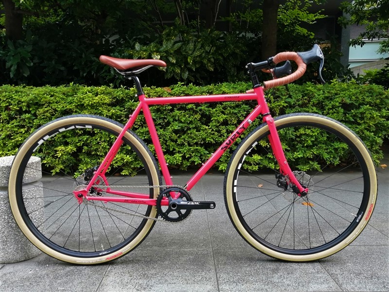 アメリカンブランドsurly stragglerのドロップハンドルシングルスピード完成車