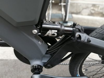 デザイン性の高いe-bikeブランドbesvのカーボンフレームミニベロps-1