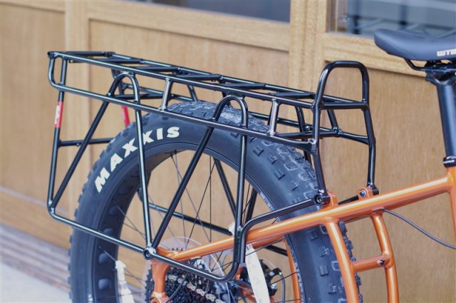 バイクパッキングでの超々ロングツーリング、大型の荷物を積むのも適したファットバイク SALSA BLACKBOROW