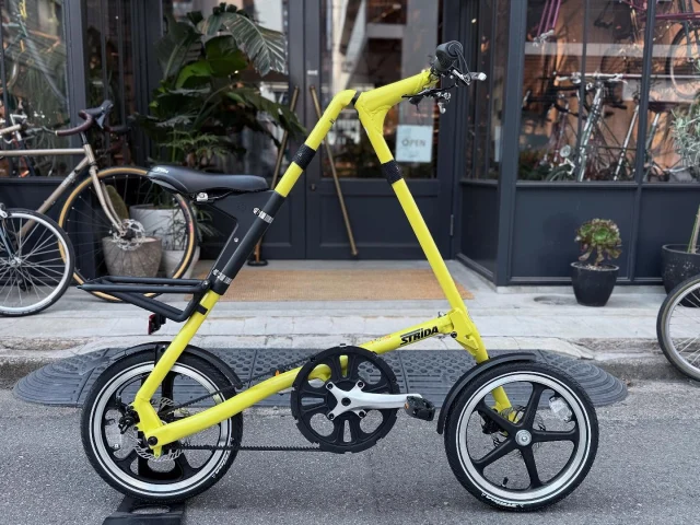 Strida “LT”新色の名はマスタードマスタードならイイ感じやろうしいってみるかーで
実車はおろか写真すらない状態で頼んでみたら何だかとってもレモンなStridaが届いた🤣‼️だが待ってほしい🤔この色……メッチャカワイイ😘❤️きっとハーフマット仕上げなのが効いてて
明るいカラーなんだけど全然しつこくない👍開けてビックリだったけど
結果オーライ
このカラーは推してこうと思います🫡‼️GWも変わらず毎日11-20時で営業中です👍🚴‍♂️#strida #foldingbike #折り畳み自転車