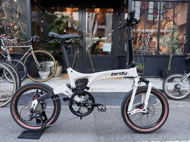Birdy “Standard”その名の通り、Birdyのラインナップ内で
一番スタンダードな仕様のモデルを
ちょいとタイヤをマッチョにしてご用意しました😀
デイリーユースでの傷や劣化を防御しつつ
ドレスアップにもひと役買ってくれるFullclipさんの
アクセサリーも合わせてどうぞ☺️Birdyのいいところって
【パーツスペックに妥協がない】ところハイスペックなパーツをガンガン積んでいるとゆうことじゃなくて
どこを取ってもしっかりとした
クオリティのあるパーツをアッセンブルしてくれてます👌ブレーキはAvid
ブレーキレバーはShimano
リムはAlexRim完成車だとコストカットのために
端折られることが多い部分も妥協なく👌整備と販売をするボクらも安心だし
実際に乗るお客さんも安心🤗こうゆうとこが好きです😊このフレームカラーにブラウンサイドのタイヤ
やばカッコえぇな🧐💯#birdybike #foldingbikes #折り畳み自転車 #fullclip