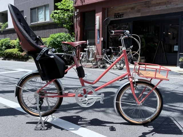 EBS “leaflong”初めにご納車したのがもう4年も前🕰️
それだけの時間をデイリーバイクとして
Tokyoを走っていたとは思えないほど
コンディション良い状態でお使いいただいているLeaflong組立整備をした者としてこれほど嬉しいことはないです🥰お子さんの送り迎えとゆう
当初から想定されていたミッションを果たすべく
チャイルドシートをオン👍こんなんで幼稚園なり保育所なりに
登場した日には視線独り占めでしょ🤣💯4年経ってイイ味出しまくりな
KingのヘッドセットとBrooksのレザーサドル
そしてSimworks by Honjo ✨Tokyoの狭い狭い道も駐輪場もクリアできる
荷物も詰める
子供も乗せれる
走りもイイ
そしてカッコいい
真のデイリーユースバイク💯#ebsbikes #madeinjapan #minivelo