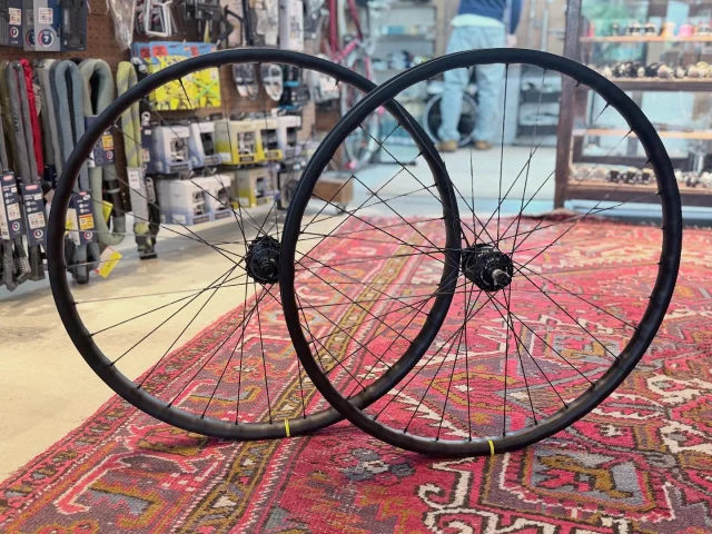 Handbuildwheel for MTBフロントが @sonnabendynamo でQR
リアが @industry_nine でBoostん🤔？
んんっ🤔？
ってなる構成だけど一体どんなバイクになるんですかね〜
今から楽しみでしゃーないです🥰🥰🥰🥰🥰しかし新型のHydraHubはすんごい精度してるし
Sonのハブダイナモは相変わらずだし
Mavicのリムは超カッコええし
いいホイールですね〜💯ホイール組みのご相談はいつでもお待ちしてまーす👌💡#mavicrims #industrynine #sonnabendynamo #mtbwheels #wheelbuilding #dynamohub