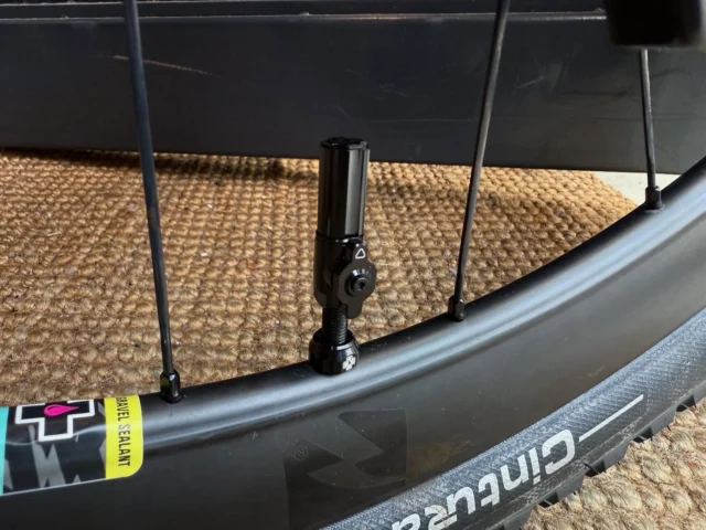 Kitt design 451 Carbon Tri-spoke Wheel set / Black Logo