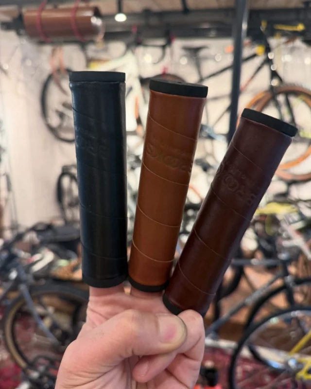Brooks “willow leather grips”Brooksから新作グリップが到着☺️💡従来のレザー巻きはそのまま
ベースをゴムグリップにしたことで
レザーの風合＋クッション性もゲットしちゃってます✌️レザーのグリップって握りが固いのが多い中
このフワフワ感はイイ感じ👍愛車のカスタムにぜぇーひぃー☀️✨‼️Brooks “willow leather grip”
¥9,900 in tax#brooksengland #brooksgrips #brooksleather #本革グリップ