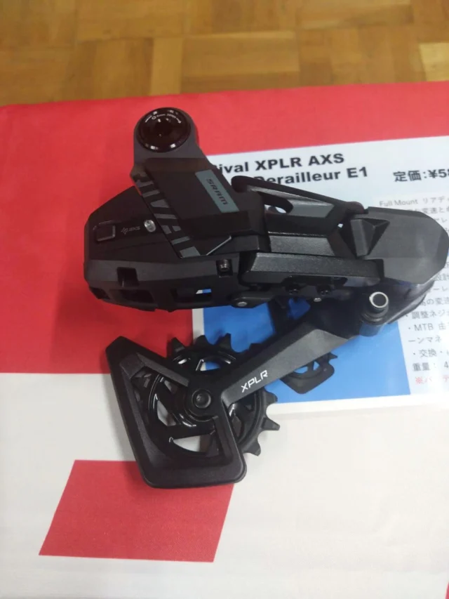 Sram 新型Force Axs & Rival Axs時代は何でもワイヤレス
好みのタイミング 指先でタップ
送る信号 後方が連動ってことでワイヤレス変速全盛な今日日Sramのロード＆グラベルコンポ “Force”と”Rival”が
モデルチェンジするそうで
早速Bossが実物を見に行ってきた模様🧐ロード用は12速、グラベル用はUDHの13速
トップモデルのRedと合わせて松竹梅が揃った感じ😎特にブレーキレバーの引きがびっくらこく程軽くなったんで
今Axs使ってる人もレバーだけ変える価値多いにありです👍✨今日からご予約承りますのでご相談ください🤗‼️ShimanoもXTRに続いてXTとDeoreのワイヤレスを今日発表してたし
ワイヤレスベーシックな時代になるんすかね機械式と電動式、どちらにも良さがあると思ってるボクは
うまく棲み分けしてくれるといいな〜と思ってるとこです🐤#sramrivalaxs