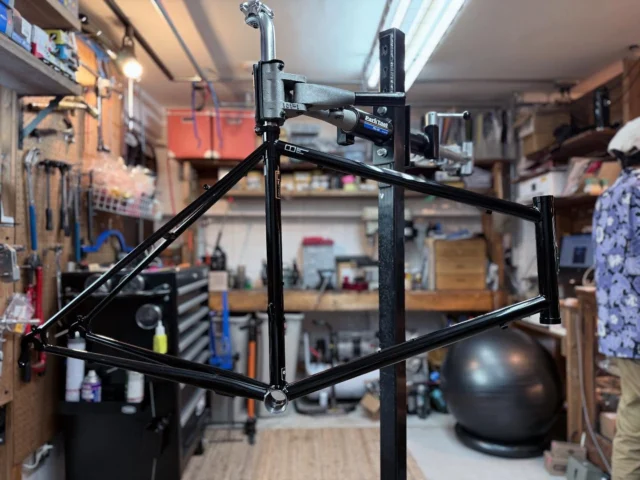 E.B.S “Horizontal451”今回はフレームセットでのお渡し😎普段からお世話になっている自転車屋さんがある方もいると思いますし
フレームセットでのお渡しももちろん可能です👍自分で組み上げようとゆう猛者ももしかしたらいるかもしれないし😤フレームセットでのお渡しの場合は
フェイシングとタップ処理の工賃はサービスしてます🤗
ヘッドパーツだけ入れといて〜とかBBだけ入れといて〜も
もちろんOKなのでオーダーの際にご相談ください✌️さて塗装で止まっていたEBSたちが
まとめてドドっと届きそうな気配……
こりゃ楽しくなりそう🥹✨あ、写り込んでるバランスボールは
腰が悪いボクがPC仕事する時のイスです🤤🪑
と書いてる今も絶賛座ってるやーつ#ebsbikes #madeinjapan🇯🇵 #handmadeframes #cromolyframe #minivelo #ミニベロ #クロモリフレーム