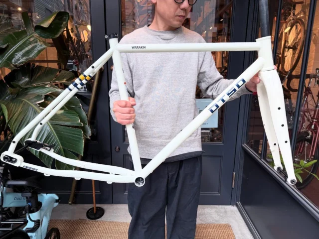 Otso “Warakin”待ちに待ったNewカラーが遂にとうちゃーく🥰‼️まずは透明感のあるBluesnowから💡サイズ54と一番おいしいサイズ👌
(推奨：165-176cm)オンロードサイクリングから
最大2.0のクリアランスを活かしてモンスタークロスな使い方まで
凡そ自転車遊びは何でもこなせちゃうボクオススメのフレーム😎👍キレーなホワイトにネイビーのロゴの組み合わせ
これは……
この気持ちは……「萌」だっ…さぁ‼️
どう組みましょうか‼️
ご相談お待ちしてまーすっ☺️✨Otso “Warakin”
Price: ¥242,000 in tax
Size : 54#otsocycles #otsowarakin #オッツォサイクルズ #gravelbikes #gravelcyclist #gravelbikelife🚴‍♂️