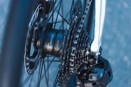 Shimano “Q’AUTO” 予約開始です🚴‍♂️噂程度には聞いていたShimanoの新作
そうっ‼️
XTRっ‼️じゃなくてボクの興味は俄然 “Q’AUTO”(クォート)電動変速システムDi2で積み上げたものを落とし込んで
出てきた新型は…『リアダイナモハブ発電でのオート変速』リアホイールの回転で電力をハブ内に蓄電して変速機の動力にするんだって……🧐もちろん新型XTRも気になるけど
自転車に『取り組む』
ではなく
自転車と『楽しむ』
が大事なボクたちは”Q’AUTO”さんが好み🥰お店用にも早速予約を入れてますが
仕様に合わせて随時ご予約承りますのでご相談お待ちしてます👍リアハブは単品販売なんで愛車のリムとフロントホイールを活かして載せ替えるなんてのも楽しそうだし
現実的に考えられる方策✌️リアハブ/ディレイラー/シフター/カセット/クランク/チェーン(1x10速)で¥106,200(税込)おおぉぉおおだいぶ現実的な金額じゃないですか⁉️
さすシマノ#shimanoqauto #シマノクォート #shimanodi2