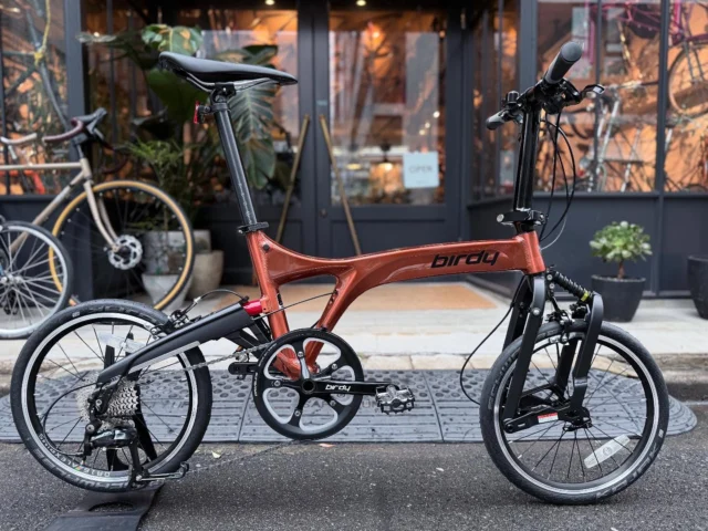 Birdy “Air”ラインナップ最軽量 “Air”は
輪行のしやすさと自転車としての軽快感にフォーカスしたモデル⚙️他のモデルとフレームは共通ながら
ハンドルポストなどに軽量なパーツを投入して
完成車重量で9.87kg(ペダルなし)キャリパーブレーキ仕様ながら
フレームは他のモデルと共通のため
将来的なディスクブレーキの換装もOKなので
ロングライフに使っていただけます😊💡最軽量モデルの位置を担っていたAirですが
生産の都合で現在庫限りで廃盤となりますので
ご検討中の方はお早めにご相談くださいっ‼️しかして…
このWhiskeyBrownってカラー…
カッコよすぎんか🥹⁉️#birdy #birdybike #foldingbikes #折り畳み自転車 #minivelo #ミニベロ