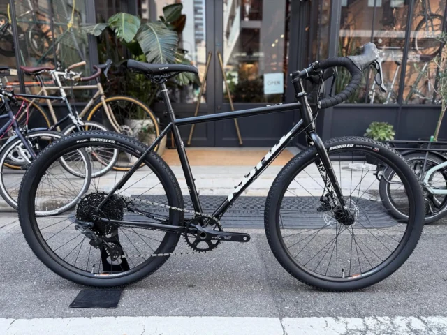 Kona “Rove ST”時代が求めた16ビットっ‼️‼️‼️‼️……言いたいだけです🤤Konaって発音すると
頭の中であの甲高い声が聞こえちゃう病気なんですボク🥹さて、ボクのSEGA愛は置いといて
肝心のRove STなんですが
2025モデルはコンポーネントがmicroSHIFT “Sword”に
変更されてるんですよ😎電動変速+油圧ディスクブレーキが当たり前になってきた昨今では
機械式の変速＆ブレーキでしかもフロントシングルできるって
ホントにありがたい存在なんですよ🥹
プラスカッコよさも備えててるとなると。そうゆうボクらの想いにしっかり応えてくれてるSwordが
完成車で装備されてるのは嬉しい限り☺️✨microSHIFTは今は補修部品も手に入りやすくなってるし
Shimano互換な箇所も多いし
かなり使い勝手が良くなってます👍グラベルバイクではあるけどオフロード走行しない人でもオススメできる
スペックもプライスもスタイルもベストバイな1台😤‼️
オススメです🥰Kona “Rove ST”
Price : ¥182,600 in tax
Size : 52
※ペダルなし#konabikes #konarove #gravelbikes #microshiftsword