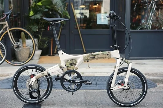 Birdyが7月14日から値上げ予定🥲これまでメーカーさんと輸入代理店さんの努力で
価格を据え置いてくれていたBirdy🦆原材料と輸送費の高騰により
4年ぶりに値上げが決まりました🥲まずはこれまでの価格維持の努力に大きな感謝を🙏そしてユーザーさんにお伝えしたいのは
『今ある在庫は現行価格で買えます』とゆうこと🫵🏼‼️どのモデルも概ね10%ほどの値上がりとなります🙏…店頭在庫はもちろん、代理店さんの在庫も多少は残ってますんで
この機会をお見逃しなくっ‼️‼️現在Ticket店頭には
Classic / Orange ¥198,000 in tax
Standard / White ¥286,000 in tax
Classic Evo / Graphite ¥313,500 in tax
が在庫あります😎✨#birdybike #foldingbikes #birdybicycle #バーディー #折り畳み自転車
