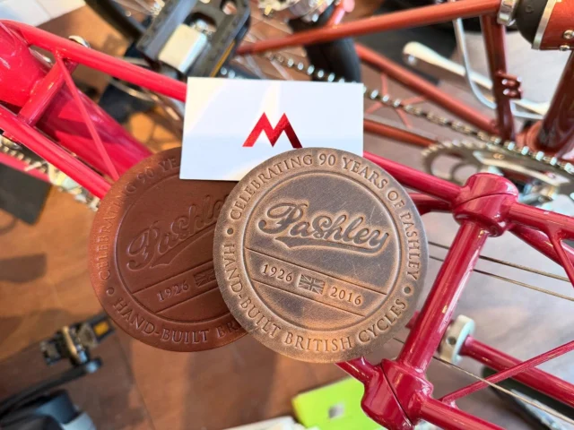 Pashleyのエラい方が何故かTicketに立ち寄ってくれました🧐‼️Pashleyのエラい方とゆうことは
Moultonのエラい方でもあるとゆうこと🧐‼️メタリックの箔押しがされたカッコよすぎる名刺を交換させていただき
Pashley製のレザーコースターいただいちゃいました☺️✨ブラウンとエイジド……
どっちも超カッコいい🥰エラい人『自分Moultonで何が一番好きぃ？』
Boss「ボクはMoultonSpeedかなぁ〜」
エラい人『mjd⁉️オレもぉ〜‼️』なんて話して盛り上がってた☺️
Goodshopだって言ってもらえて嬉しい限りです☺️🥹❤️Thank you  Mr. William for coming to our store.#moultonbicycle #pashleycycles