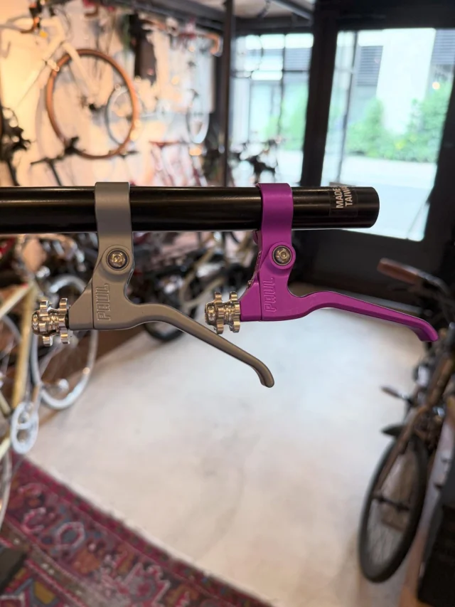 Paul “Canti lever” Re:stock入荷後すぐに完売しちゃったShortが再入荷🥹💡やっぱりな
売れると思ったんだ
発表された時から
狭い狭いストライクゾーンに見えて
実は密かな人気モノ✨みたいになるんじゃないかと🧐今回はパープルが入荷してますので
これまたお早めにお願いします🙇オンラインストアからも購入いただけますので
タグから是非🏷️#paulcomponents #paulcantilever #madeinusa🇺🇸