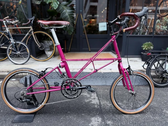 Moulton Bicycle “SST-SP / 105”完成車販売のTSRじゃ物足りない
ブラットフォード製は価格も納期も…そんな方にはSST-SP🫵🏼‼️フレームセットで¥484,000 in taxと
Moultonの中では現実感を持てる価格🥹✨TSR-SPのフレームをベースに剛性強化と軽量化したSSTは
MoultonのMoultonたる走りをしっかりと体感できます👍使い方に合わせてフラットバーでもドロップハンドルでもトレンドの外側をひとり歩き続けるMoultonのミニベロこのバイクでしか味わえない走りと感動が確かに存在してますご相談はいつでもお気軽に🤗#moultonbicycle #alexmoulton #madeinuk🇬🇧