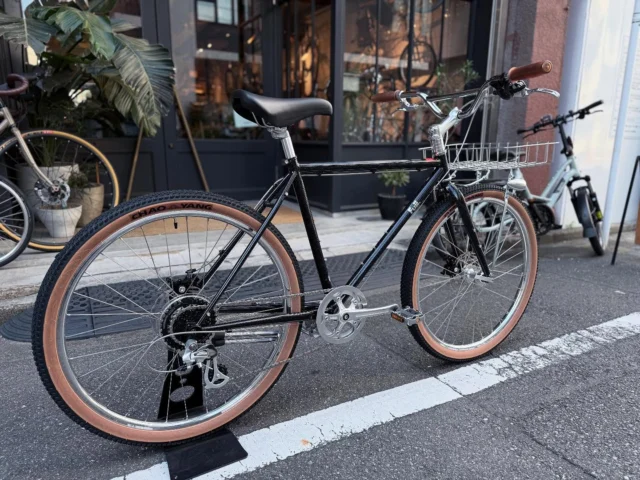 Fuji “Alterr Custom”2025年も引き続きブッチギリで
ご相談とお問い合わせの多いAlterr😎メーカー在庫は完売していますが
Ticketでは在庫をたくさん隠しもってます‼️
と春から言い続けてきたもんで
嬉しいことに残り少なくなってきました🥹✨サイズ＆カラーのよっては
まだご用意できますのでお早めのご相談お待ちしてます🙇ハンドル周りでカスタムとバスケットの取り付けをして
ご納車し今回のAlterr
高価なパーツは避けつつ、実用とスタイルを満たせる仕様👍日泉ケーブルやKileyのライト、Rindowさんのグリップ
どれもこれもイイ仕事してくれとります🥰#fujibike #fujialterr #oldmtbstyle #commuterbike