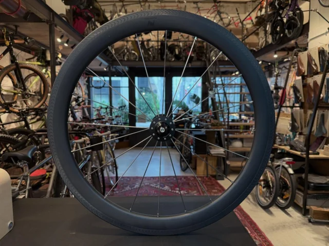 Kitt design 451 Carbon Tri-spoke Wheel set / Black Logo