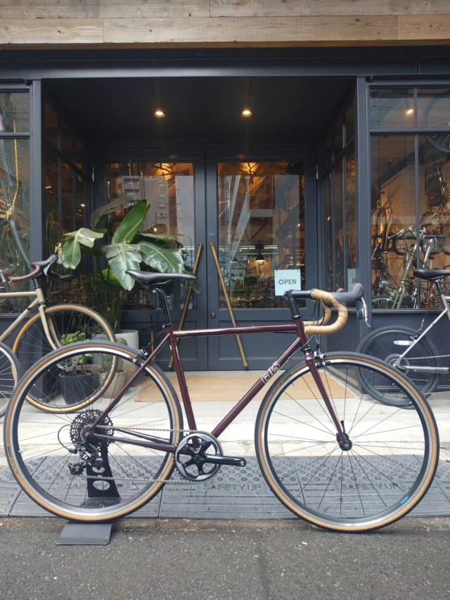 Kitt design 406 Carbon Tri-spoke Wheel set / Black Logo